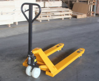 Which is more cost-effective, manual forklift or electric forklift