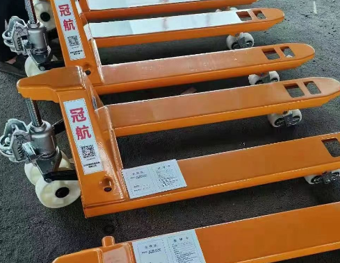 What is manual pallet truck?