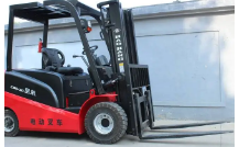 Electric forklifts for transporting cutting machines in industrial parks