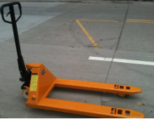 Common sense issues regarding the placement of goods on the forks of manual forklifts