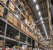 The lifting platform truck has a miraculous effect on stacking goods in logistics warehouses