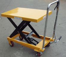 Lift platform trucks assist logistics companies in transporting large packages