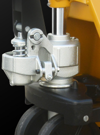 What are the benefits of using an integrated pouring oil pump for manual handling vehicles