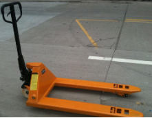 Common sense issues regarding the placement of goods on the forks of manual forklifts