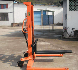 What does the lifting load ratio of hydraulic stacker refer to