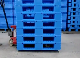 What types of pallets can be placed on a manual pallet truck