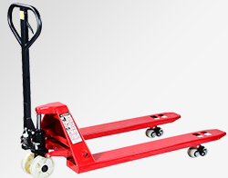 Merchants in Haikou fruit market use manual hydraulic handling vehicles to load and unload goods