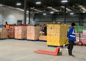 Manual hydraulic hand trucks are used for moving goods in community group-buying warehouses
