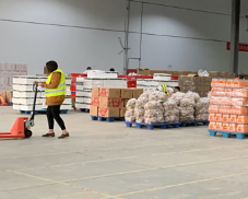 Manual hydraulic forklift for cargo handling in vegetable wholesale market