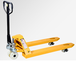 Manual forklifts can be used to transport goods in narrow spaces