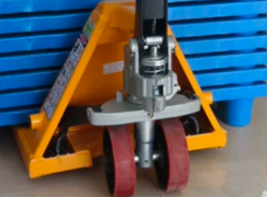 What is the working principle of the oil pump in a manual hydraulic transport vehicle
