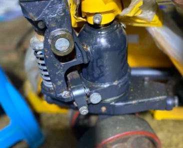 The hydraulic pump and hydraulic jack of the manual hydraulic transport vehicle have a similar appearance