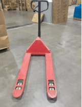 Efficient operation of Guanhang manual hydraulic handling vehicle for stocking in supermarket warehouse