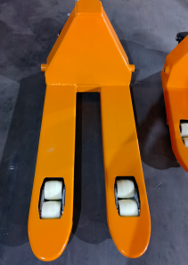 Operation process of manual forklift