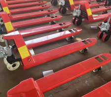 Climbing skills for manual forklifts
