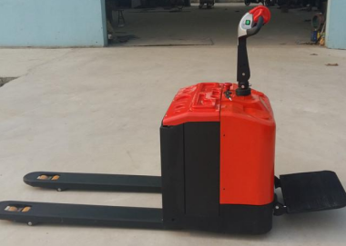 What is the function of the turtle speed key on the electric pallet truck