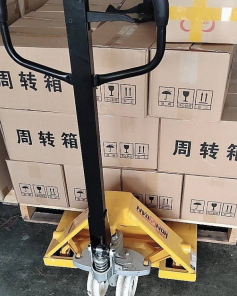 The factory warehouse is quite crowded, so it is more suitable to use manual pallet trucks