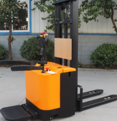 What are the differences between lithium batteries and lead-acid batteries used in electric pallet trucks